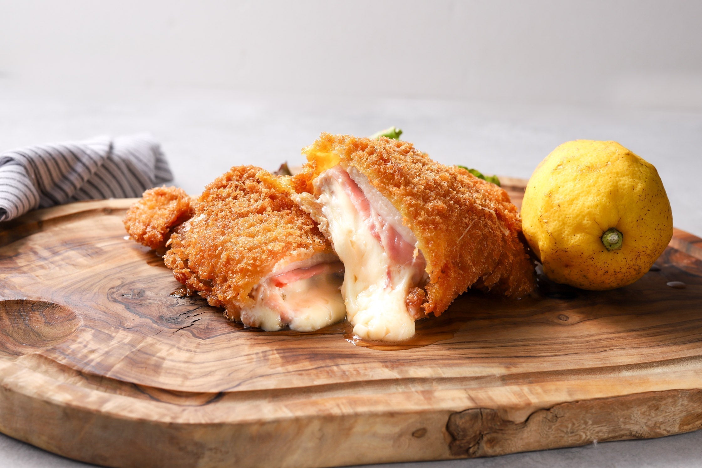 今までありそうでなかった!重量約300グラム、食べ応え抜群!『夏限定!鶏肉の旨み弾ける、コルドンブルー仕立て』