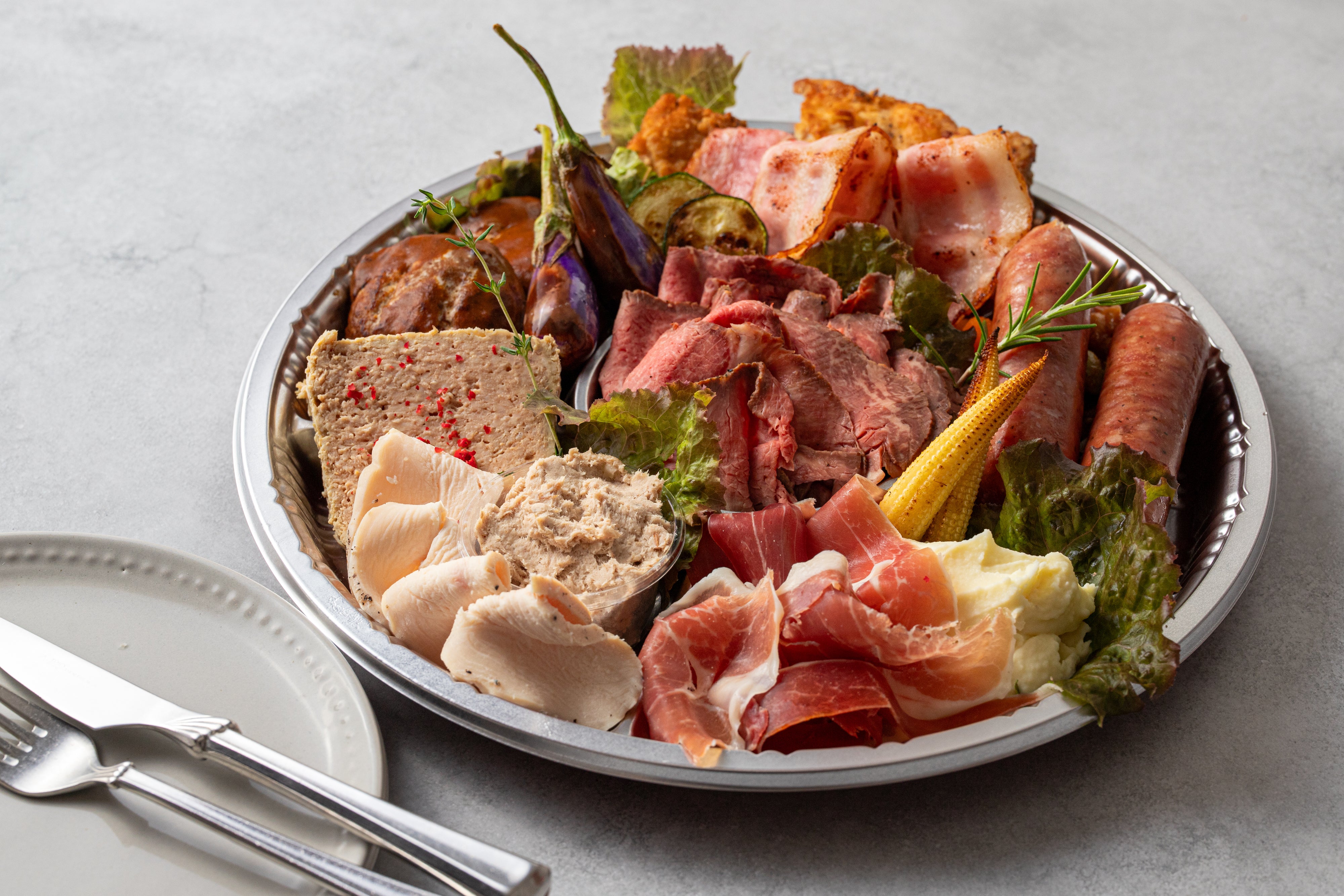 27日(土)・28日(日)の2日間限定!『肉好きが作る、肉好きの為の、肉だらけプレート』