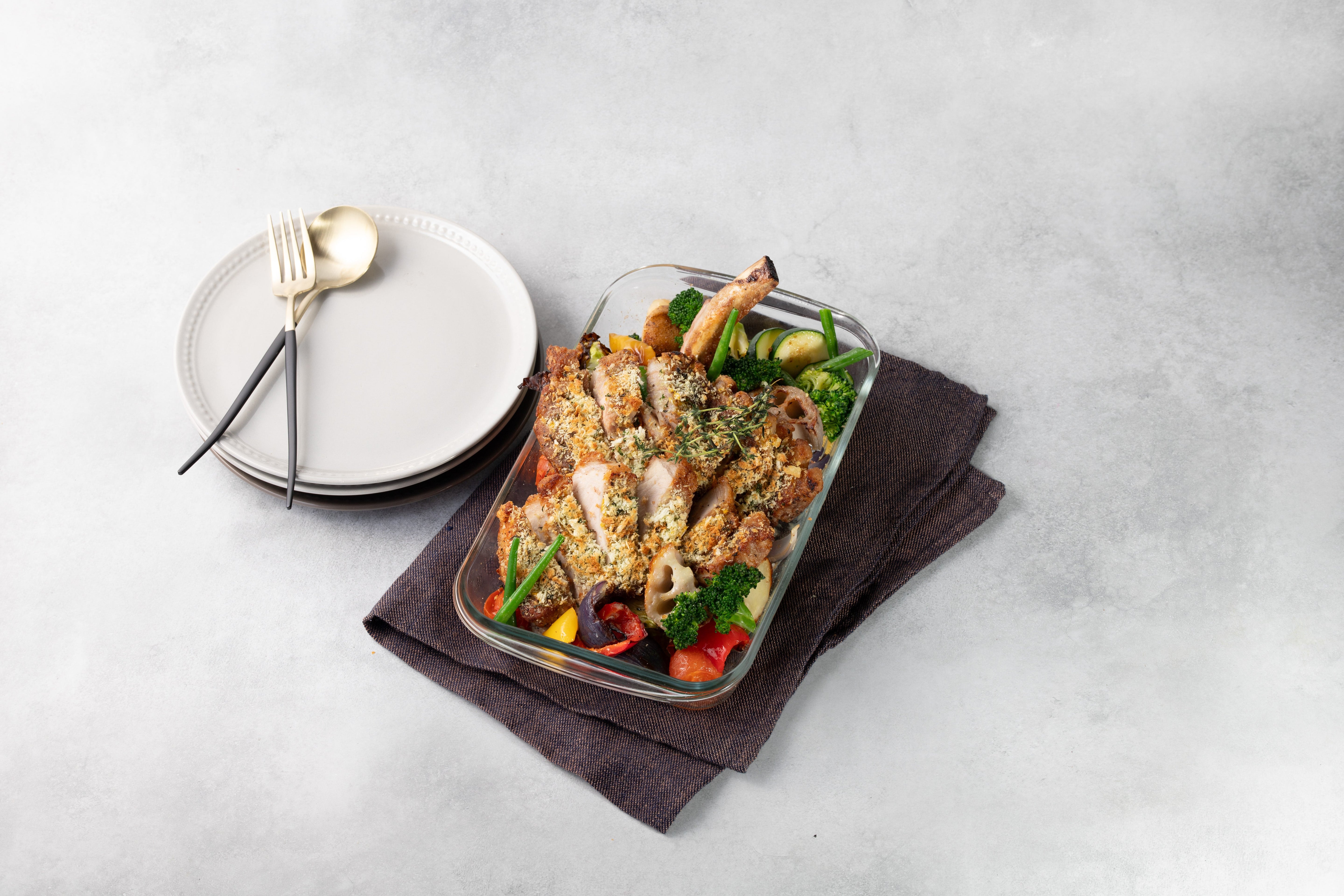 【2/26 - 3/9限定】大きさに驚く!?超お得な1周年スペシャルメニュー『骨付き豚ロースと野菜のオーブン焼き』