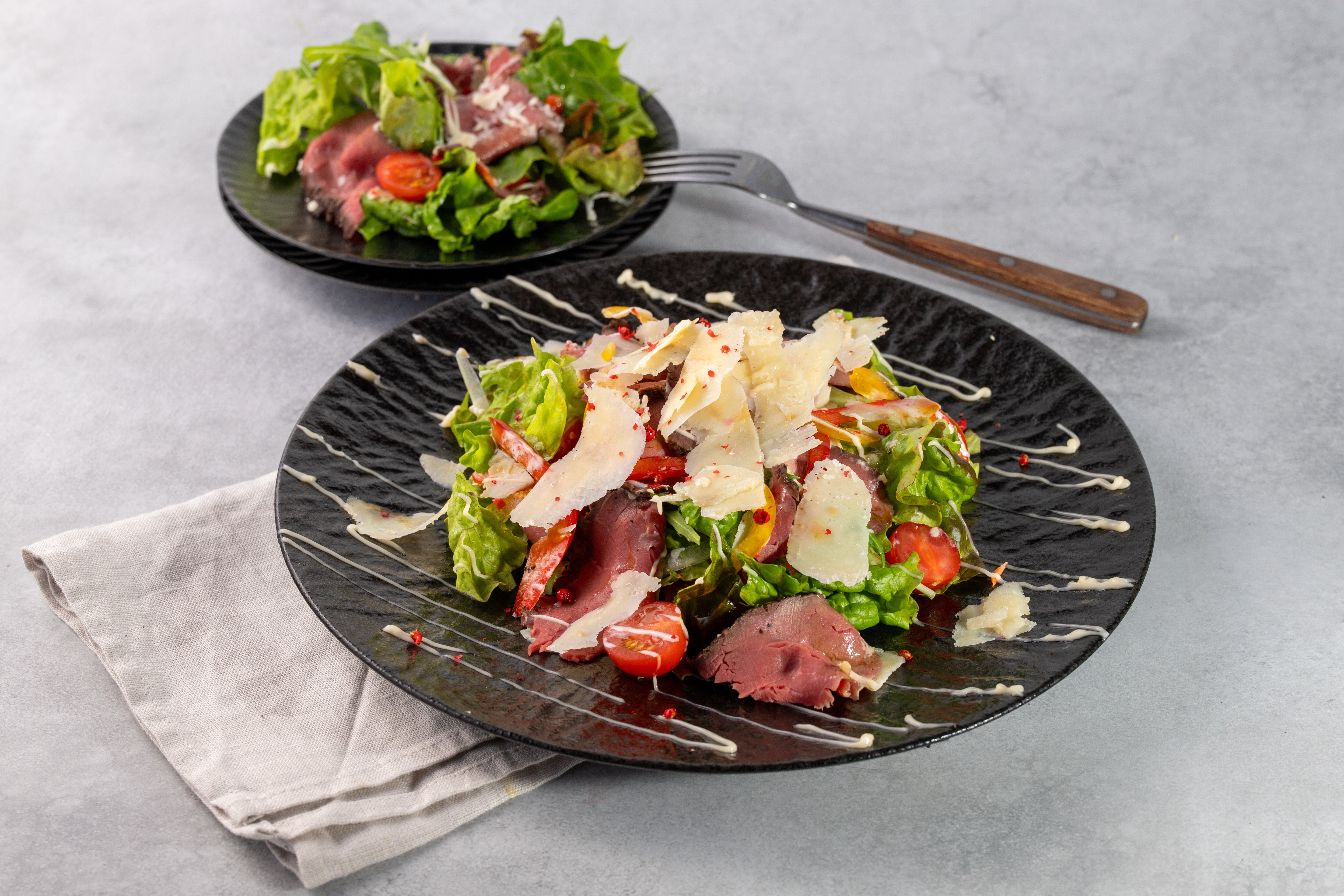 【本店限定】8日(土)・9日(日)2日間だけの限定メニュー!『国産牛ローストビーフの山盛りサラダ』